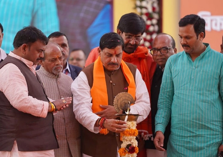 CM Mohan Yadav In Ujjain : प्रधानमंत्री मोदी ने वर्चुअली हरी झंडी दिखाकर किया विकसित भारत संकल्प यात्रा का शुभारंभ - Prime Minister Modi launches Viksit Bharat Sankalp Yatra