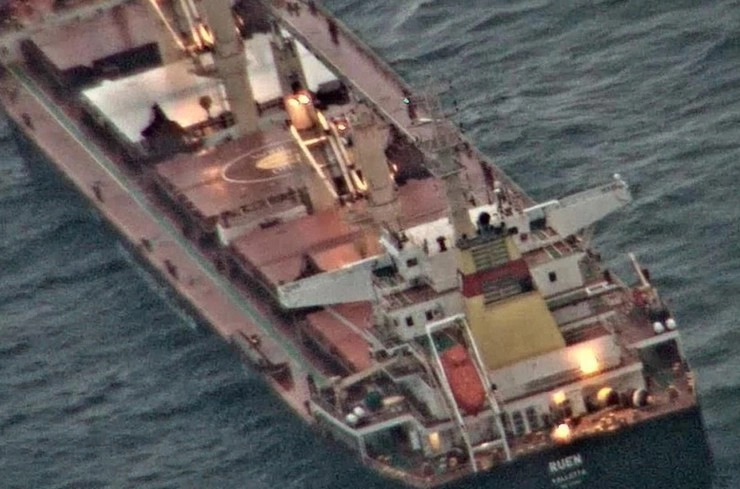 हिन्द महासागर में इजराइल से जुड़े व्यापारिक जहाज पर ड्रोन हमला, अलर्ट जारी - Merchant vessel hit by drone attack off Indias coast