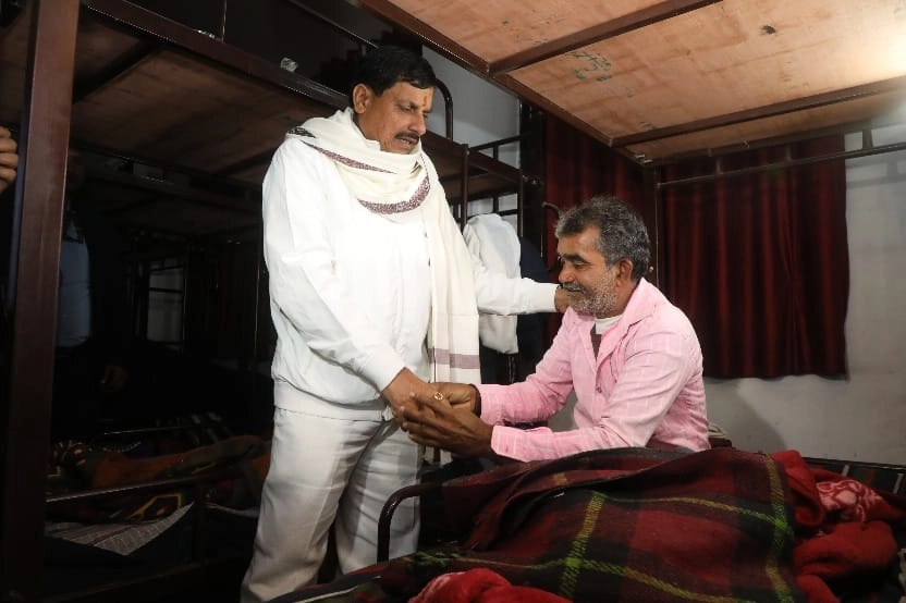 कड़ाके की ठंड में आधी रात में CM  मोहन यादव कैंसर अस्पताल और रैन बसेरे में पहुंचे, बांटे कंबल और मरीजों से की बात