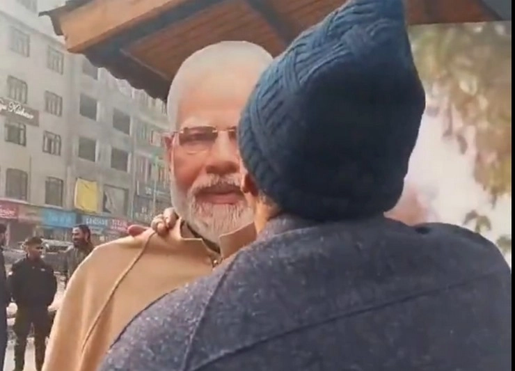 वीडियो : Jammu and Kashmir में PM मोदी के कटआउट को चूमने लगा व्यक्ति, आखिर क्यों हुआ भावुक? - Video of a Kashmiri man admiring & kissing cutout of Prime Minister