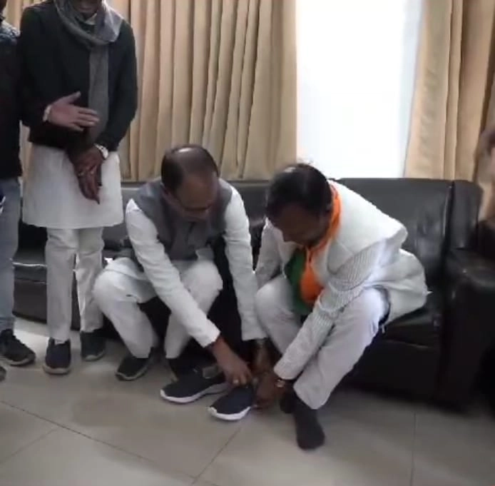 शिवराज ने भाजपा जिलाध्यक्ष को अपने हाथों से जूते पहनाकर पूरा करवाया संकल्प