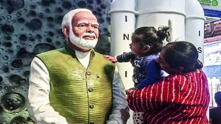 देश की सारी संपत्ति मोदीजी के लिए रेवड़ी है, PM मोदी के पुतले वाले सेल्फी बूथ से नाराज औवेसी