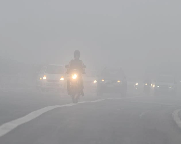 Weather Updates: उत्तर भारत में छाया घना कोहरा, राजधानी दिल्ली में बढ़ी ठंडक
