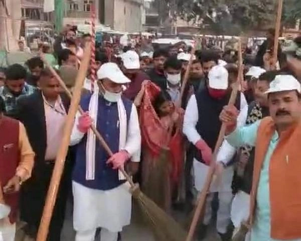 यूपी के डिप्टी सीएम केशव मौर्य ने अयोध्या में लगाई झाड़ू - UP Deputy CM Keshav Maurya swept Ayodhya