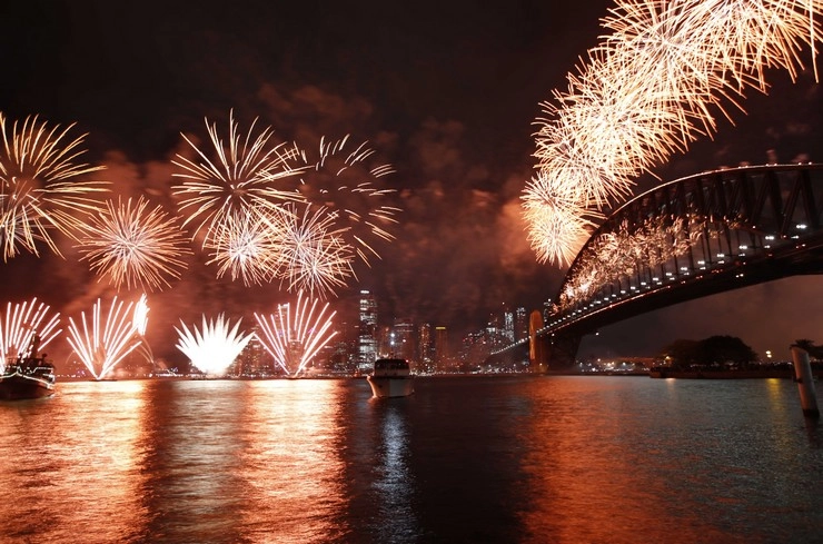 Happy New Year 2024 : नए साल के स्वागत के जश्न में डूबी दुनिया, 2024 का आगाज - happy new year 2024 people celebrating in rest of the world