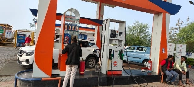 ट्रांसपोर्टरों की हड़ताल से मध्यप्रदेश में पेट्रोल-डीजल की किल्लत,भोपाल-इंदौर में कई पेट्रोल पंप हुए ड्राई - Shortage of petrol and diesel in many districts of Madhya Pradesh due to strike by transporters.