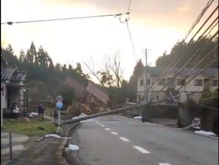 जापान में 7.4 तीव्रता का शक्तिशाली भूकंप, कई घर गिरे, 4 फुट ऊंची सुनामी की लहरें