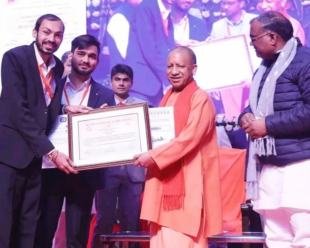 आयुष त्रिवेदी ने बढ़ाया कानपुर देहात का मान, CM योगी ने राज्य युवा पुरस्कार से किया सम्मानित