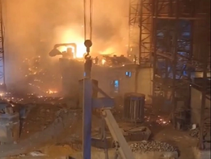 गुजरात में बड़ा हादसा, स्टील कंपनी की भट्ट‍ी फटने से 10 लोग झुलसे - people burnt due to steel company furnace explosion in Kutch