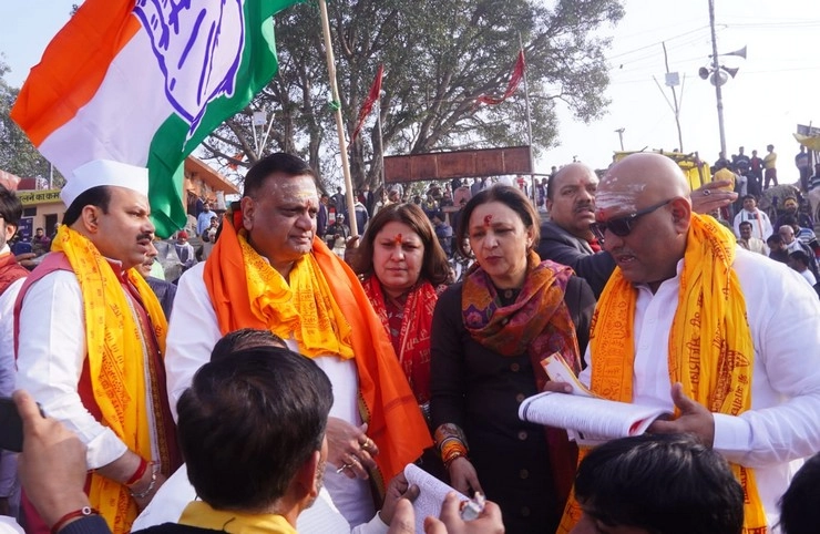 Ayodhya : कांग्रेस नेताओं की एंट्री का विरोध, झंडा छीना, धक्का-मुक्की