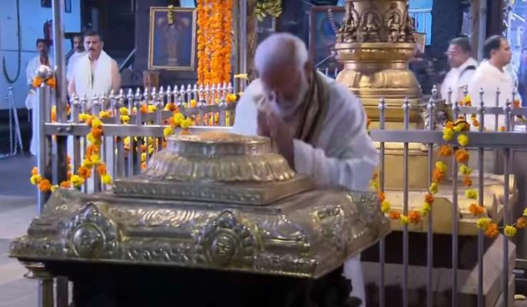 पीएम मोदी ने की गुरुवायूर में भगवान कृष्ण के मंदिर में पूजा-अर्चना - Narendra Modi offered prayers in the temple of Lord Krishna