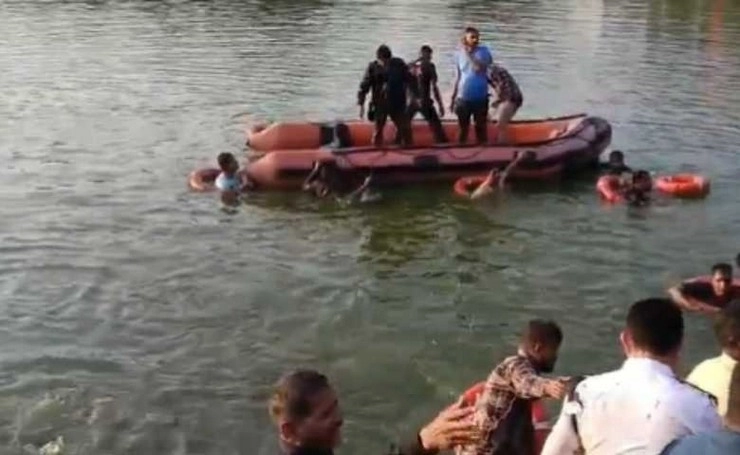 वडोदरा नाव हादसा मामले में चौंकाने वाला खुलासा, इस लापरवाही से गई 16 लोगों की जान - Vadodara lake boat capsizes  Death toll rises to 16