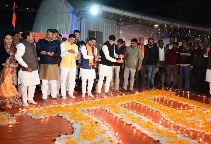 श्रीराम की प्राण-प्रतिष्ठा की पूर्व संध्या पर प्रदेश भाजपा कार्यालय में दीपोत्सव और आतिशबाजी - On the eve of Shri Rams consecration Lighting of lamps and fireworks   done in the  MP BJP office