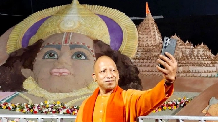 प्राण प्रतिष्ठा से पहले CM योगी का अलग अंदाज, राम कथा पार्क में ली सेल्फी - UP CM Yogi takes selfie with Lord Ram sand art at Ram Katha Park in Ayodhya