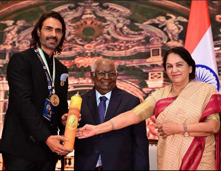 arjun rampal honored with champions of change award - arjun rampal honored with champions of change award
