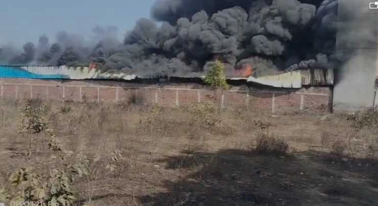Agra में दवा गोदाम में भीषण आग से लाखों का नुकसान, कोई जन‍हानि नहीं - Loss worth lakhs due to massive fire in medicine warehouse in Agra