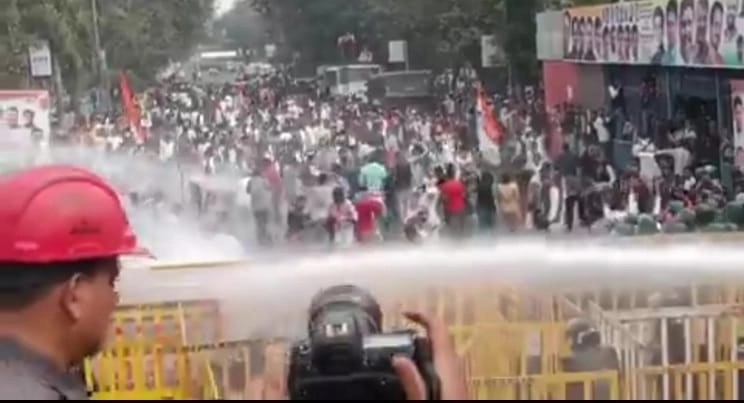 भोपाल में विधानसभा घेराव की कोशिश कर रहे कांग्रेस कार्यकर्ताओं पर पुलिस ने वॉटर कैनन के साथ दागे आंसू गैस के गोले - Protest by Congress workers in Bhopal