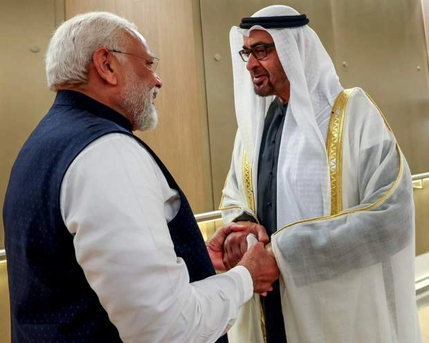 यूएई राष्ट्रपति से गले मिलकर बोले मोदी, यूएई में घर जैसा लगता है - Modi hugged UAE President Nahyan and said, feels like home in UAE