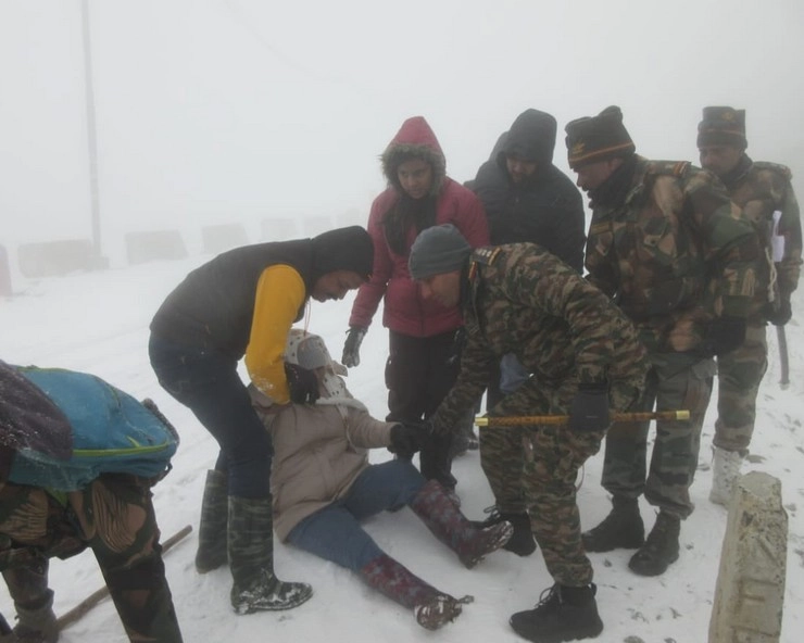 Sikkim में बर्फबारी में 500 पर्यटकों के लिए देवदूत बनी Trishakti Corps, शून्य से नीचे तापमान में किया रेस्क्यू - Army rushes to aid 500 tourists stranded after sudden snowfall in Sikkim