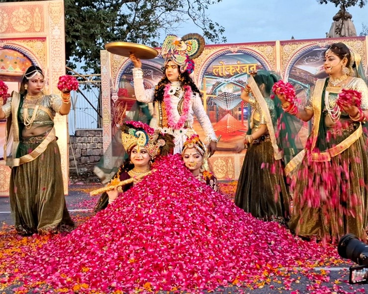 खजुराहो नृत्य महोत्‍सव : 100 किलो फूलों से की ब्रज होली की प्रस्तुति - Presentation of Braj Holi with 100 kg flowers in Khajuraho Dance Festival