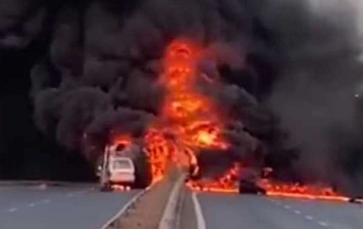 नेशनल हाईवे पर कैमिकल से भरा टैंकर बना आग का गोला, 2 कारें भी चपेट में, 1 की मौत - Tanker full of chemicals bursts into flames on National Highway