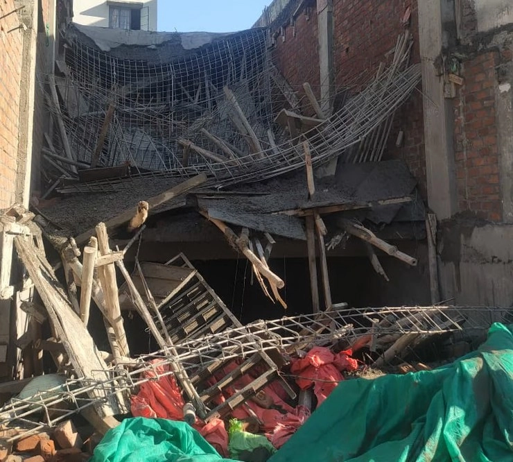 इंदौर : उषा नगर मेन रोड पर इमारत गिरने से बड़ा हादसा - Indore  Ushanagar  building under construction collapsed