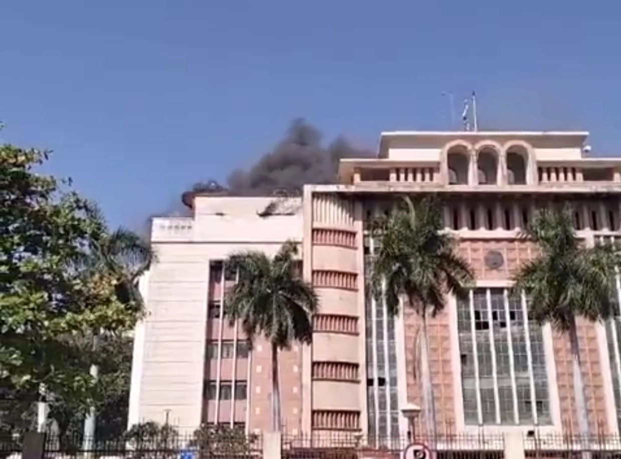 भोपाल में मंत्रालय की आग में गोपनीय शाखा के दस्तावेज जलकर खाक!,कांग्रेस ने सरकार को घेरा - Files burnt to ashes in massive fire in Ministry of Bhopal