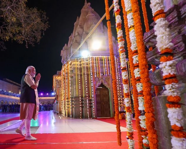 modi in kash vishwanath temple