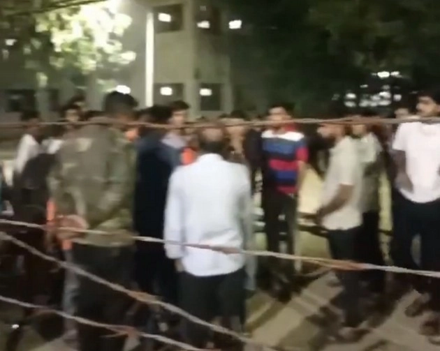 गुजरात यूनिवर्सिटी में विदेशी छात्रों से मारपीट, होस्टल में नमाज पढ़ने पर हुआ विवाद - attack on foreign students studying in gujarat university