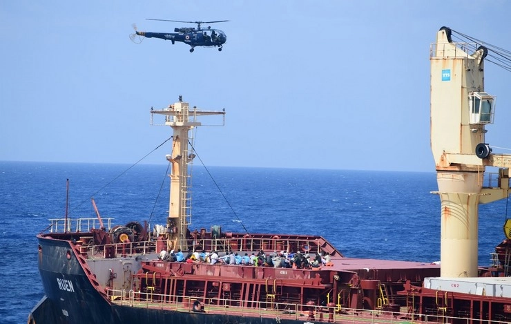 40 घंटों तक चला ऑपरेशन, Indian Navy के आगे समुद्री लुटेरों ने टेके घुटने - Indian Navy and Air Force Conduct Complex Anti-Piracy Operation