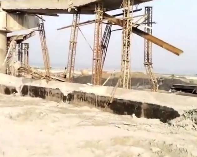 गंगा नदी पर निर्माणाधीन पुल के 3 स्‍लैब गिरे, अखिलेश का भाजपा पर बड़ा आरोप - bulandshahr : bridge over ganga river collapse