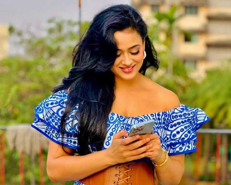 shweta tiwari looks sexy and hot in 43 year age white and blue colored frock - 43 year old shweta tiwari looking hot in white and blue colored frock