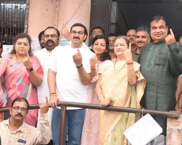 गडकरी ने नागपुर में किया मतदान, बड़े अंतर से जीत का जताया भरोसा - Nitin Gadkari voted in Nagpur