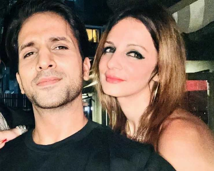 Sussanne Khan has oops moment after short skirt flies up video goes viral - Sussanne Khan has oops moment after short skirt flies up video goes viral