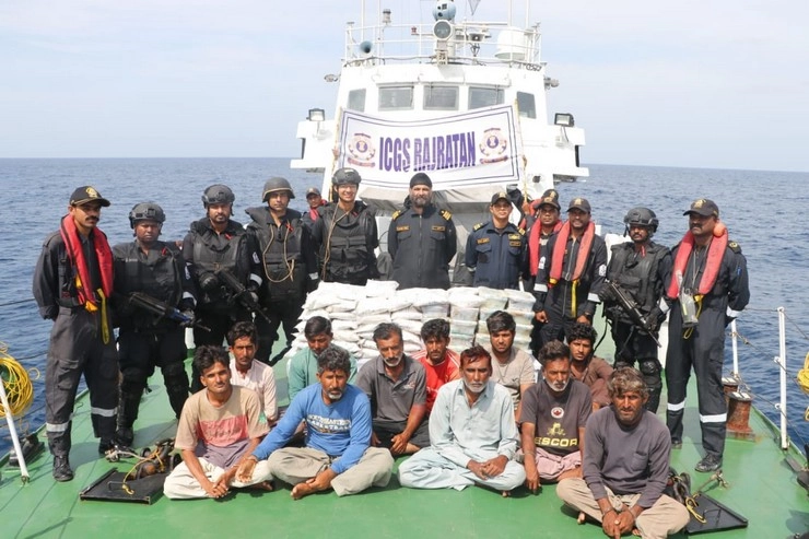 भारतीय तटरक्षक बल ने पाक की साजिश को किया नाकाम, 86 KG ड्रग्स के साथ पकड़े गए 14 पाकिस्तानी - gujarat ncb ats action drugs pakistan gujarat coast international maritime boundary line