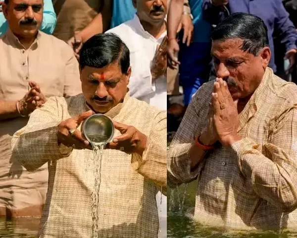क्षिप्रा में गंदगी की खबर के बाद CM मोहन यादव ने लगाई डुबकी, आचमन भी किया - After news of filth in Kshipra, CM Mohan Yadav took a dip
