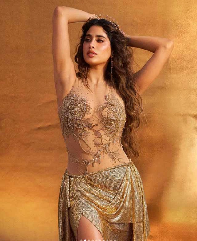 janhvi kapoor hot photos: जान्हवी कपूर अप्सरा जैसी नजर आ रही हैं अपने लेटेस्ट फोटोशूट में - janhvi kapoor super hot photos go viral on social media flaunts curves