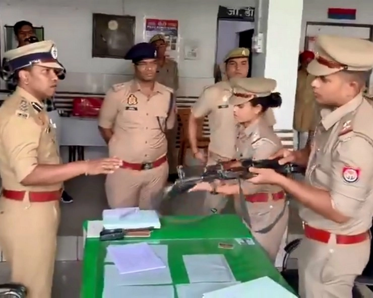 मुजफ्फरनगर पुलिस की किरकिरी, AK-47 हैंडल करने में फेल - SSP Abhishek Singh conducts surprise inspection of policemen