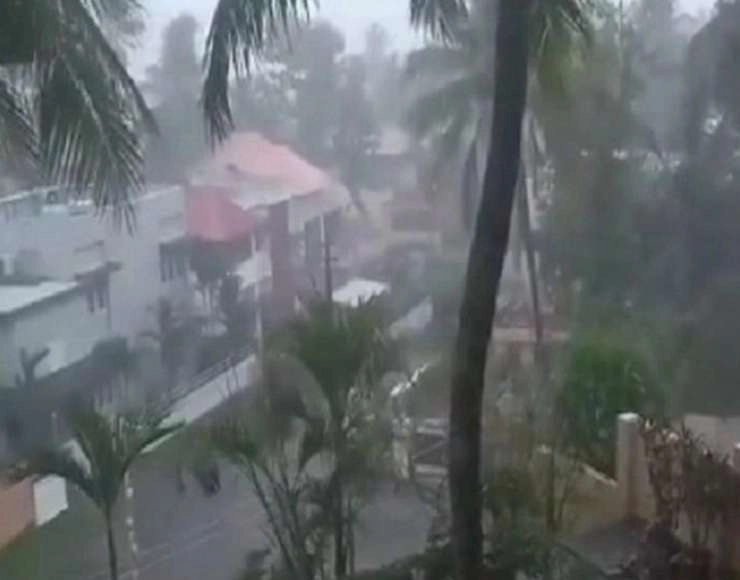 दिल्ली में तूफान से तबाही, कई पेड़ और बिजली के खंभे उखड़े, 2 लोगों की मौत - 2 people died in storm related incidents in Delhi