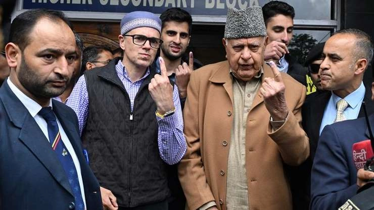 Lok Sabha Election 2024: अब्दुल्ला परिवार की 3 पीढ़ियों ने श्रीनगर में डाला वोट, BJP है चुनाव से बाहर - 3 generations of Abdullah family cast their vote in Srinagar