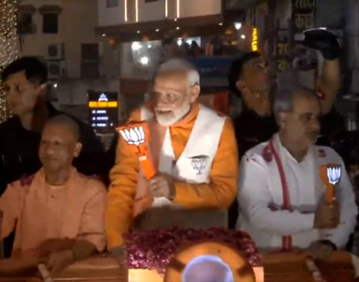 PM Modi Road Show: वाराणसी में मोदी के रोड शो में उमड़ी भीड़, वाहन में CM योगी भी सवार - Crowd gathered at Modi road show in Varanasi, CM Yogi also rode in the vehicle