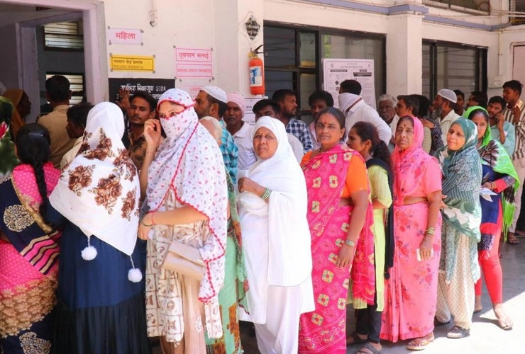 Madhya Pradesh Lok Sabha Elections 2024 :  मध्यप्रदेश में 8 सीटों पर 71 प्रतिशत से ज्यादा वोटिंग, इंदौर में सबसे कम, खरगोन में सबसे ज्यादा वोटिंग