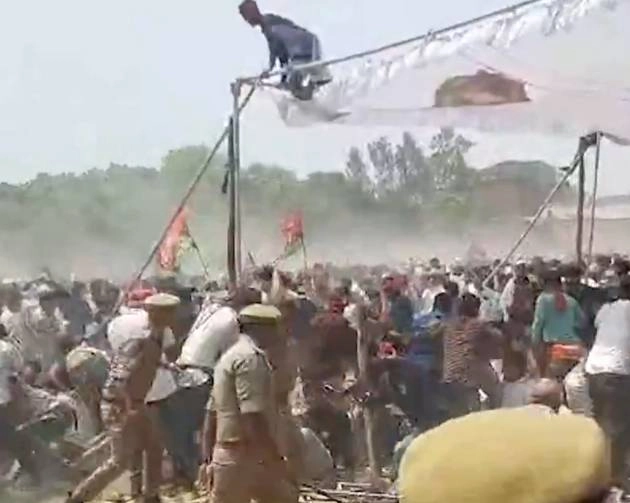 आजमगढ़ में अखिलेश यादव की जनसभा में भिड़े समर्थक, पुलिस ने फटकारी लाठियां - Supporters clashed in Akhilesh Yadav public meeting in Azamgarh