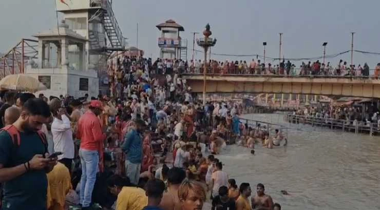 Ganga Snan in Haridwar: बुद्ध पूर्णिमा पर हरिद्वार में उमड़ा आस्था का सैलाब, गंगा स्नान और हर-हर गंगे की गूंज - Flood of faith in Haridwar on Buddha Purnima