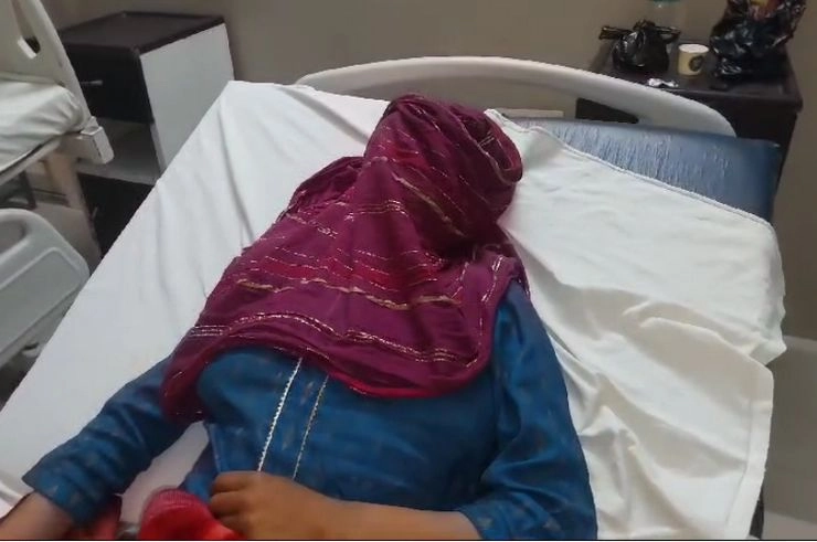शर्मनाक! रेप पीड़िता नाबालिग ने अस्पताल की बेंच पर दिया बच्चे को जन्म