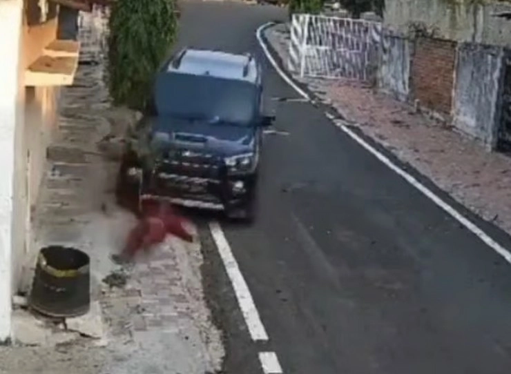 बिना ड्राइवर दौड़ने लगी पुलिस की स्कार्पियो, सफाईकर्मी को कुचला - Parked Scorpio With Cop On Passenger Seat Rolls Down A Slope To Crush Sanitation Worker At Work In MPs Sagar