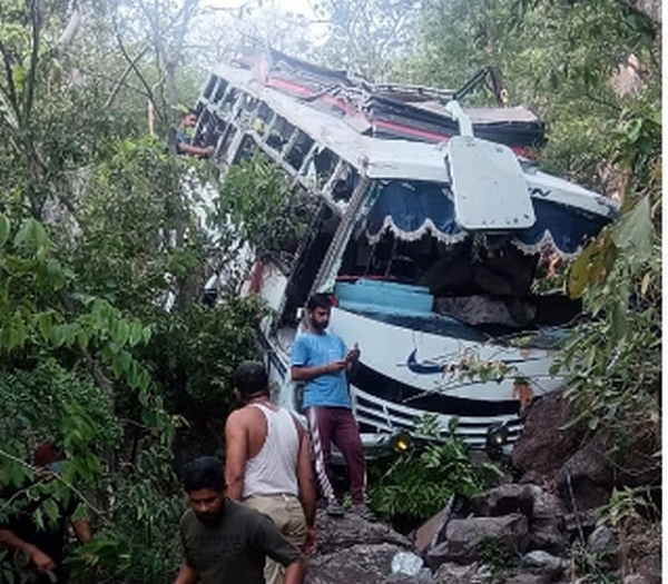 शिवखोड़ी से लौट रही यात्री बस पर आतंकी हमला, 10 की मौत, 33 जख्‍मी - bus carrying pilgrims to srinagar attacked updates