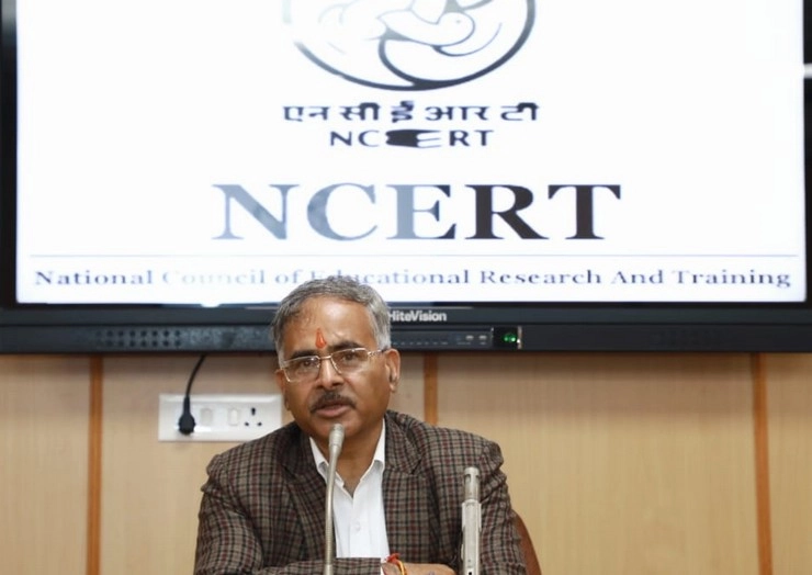 NCERT किताबों में अब भारत और इंडिया के इस्तेमाल पर बहस, क्या बोले एनसीईआरटी के निदेशक