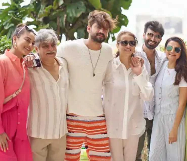 ahead of wedding sonakshi sinha seen chilling with zaheer iqbals family photos goes viral - ahead of wedding sonakshi sinha seen chilling with zaheer iqbals family photos goes viral