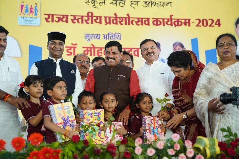 मुख्यमंत्री डॉ. मोहन यादव ने किया राज्य स्तरीय “स्कूल चलें हम अभियान का शुभारंभ” - Chief Minister Dr. Mohan Yadav launched the state level “School Chalen Hum Campaign”